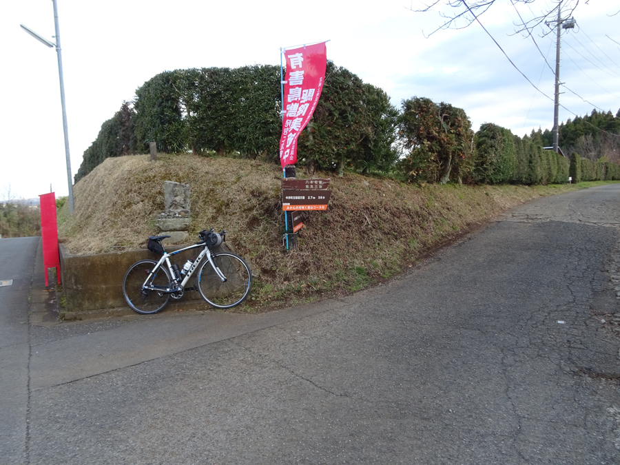 DSC00015<br />.jpg” width=”480″ height=”360″ /></a></p>
<p>古怒田方面へしばらく道なりへ上って行きます。</p>
<p>箱根の明神ヶ岳と金時山の上空より太陽光がいい感じで射し込んでいました。</p>
<p><a href=
